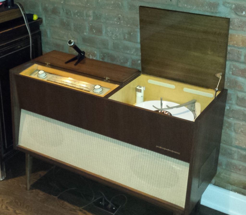 Modern Stereo Console Solfari